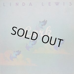 画像: LINDA LEWIS / Lark