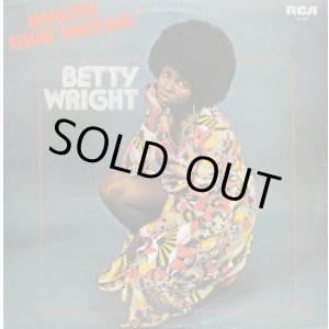 画像: BETTY WRIGHT / Danger High Voltage